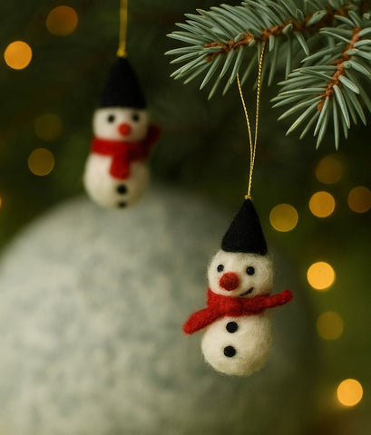 Set mit 5 Mini-Schneemännern aus Filz – Handgefilzt & nachhaltig – ca. 2 cm klein