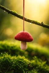 Ein Pilzanhänger aus 100% Wolle