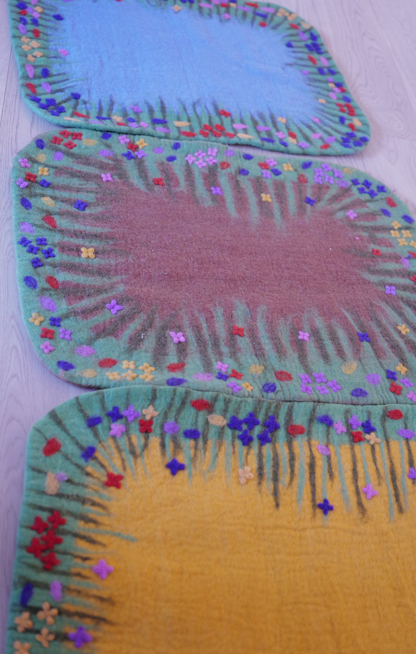 Handgefilzter Spielteppich Blumenwiese in 3 Farben– ein zauberhafter Ort für Fantasie