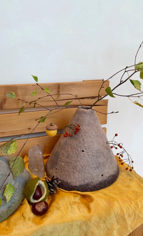 Filzvase für den Jahreszeitentisch braun