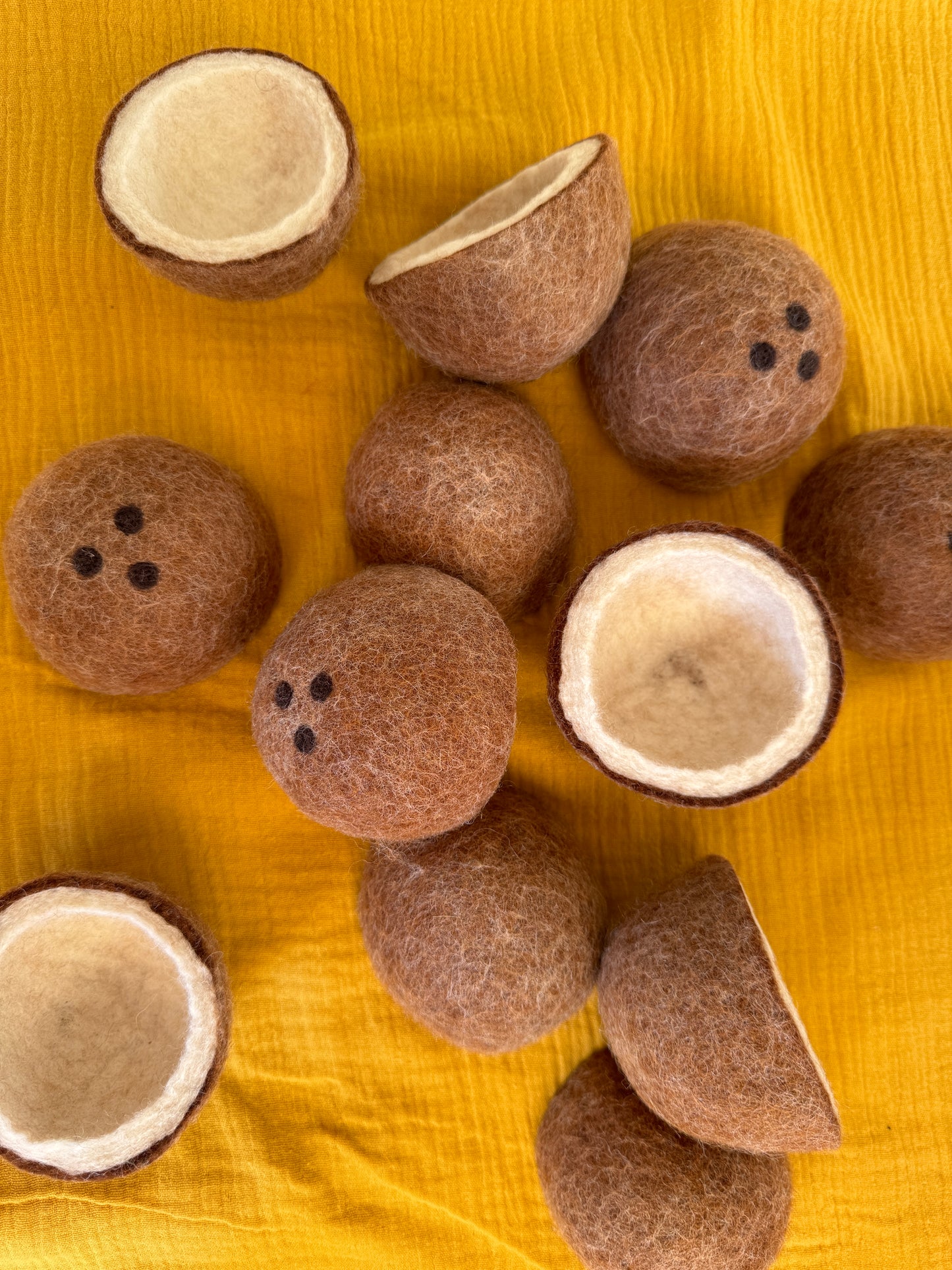 2 Filz Kokosnuss Hälften – Handgemachtes Spielzeug für Kaufladen & Kinderküche 🥥🌿