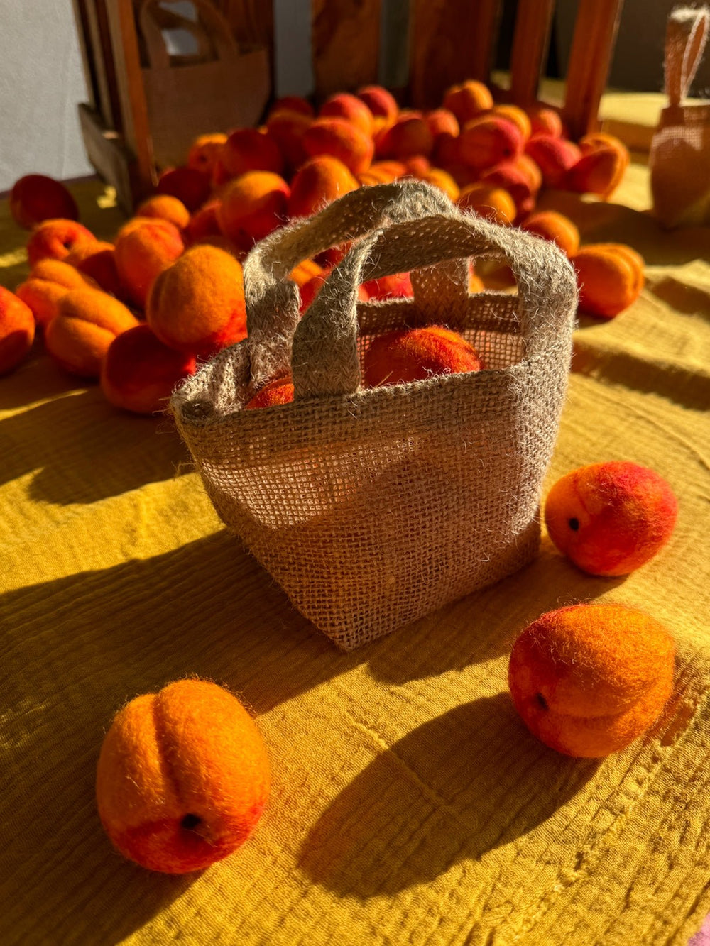 6er Set Filz Aprikosen in kleiner Tasche – Handgemachtes Spielzeug für Kaufladen & Kinderküche
