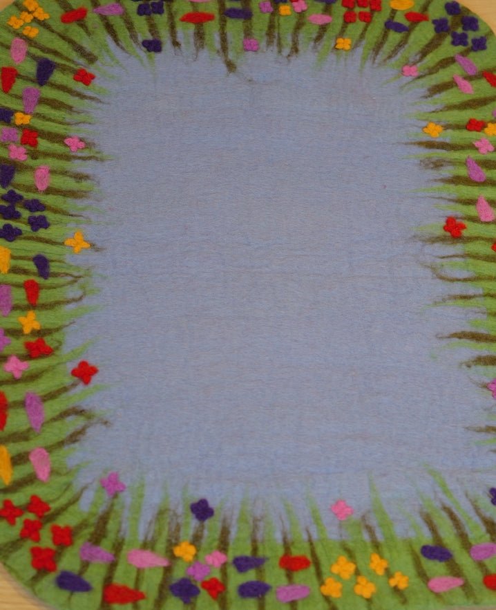 Handgefilzter Spielteppich Blumenwiese in 3 Farben– ein zauberhafter Ort für Fantasie