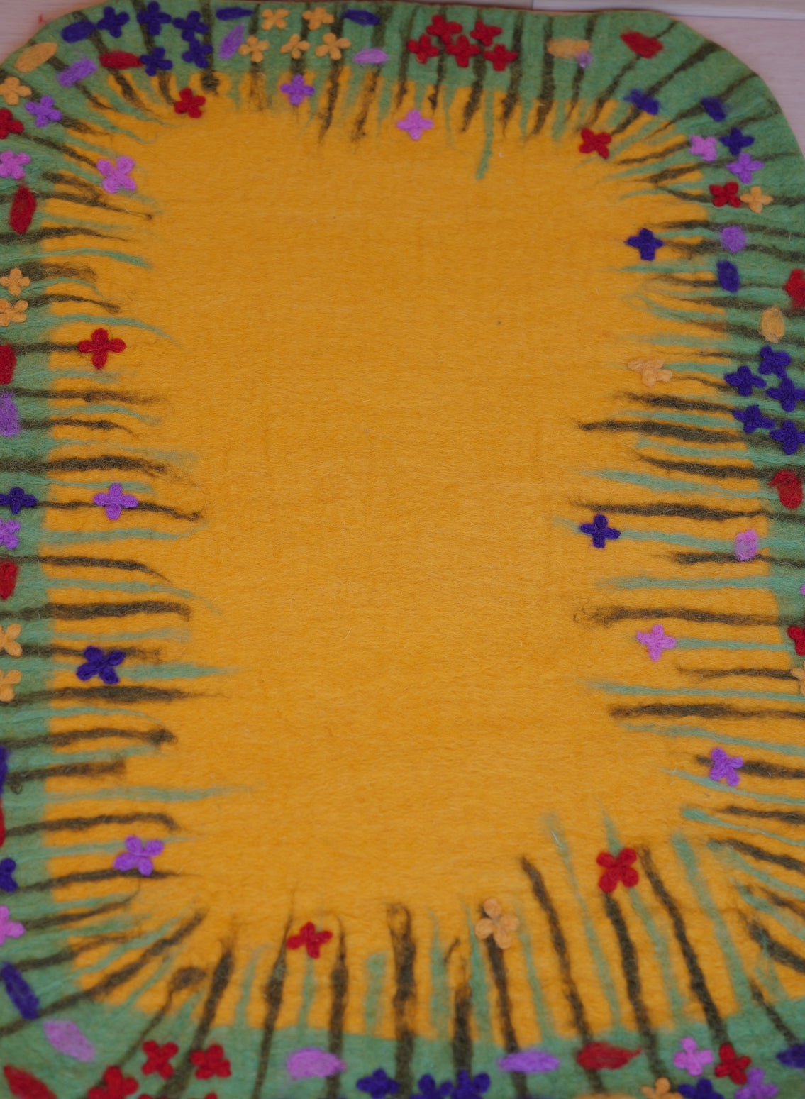 Handgefilzter Spielteppich Blumenwiese in 3 Farben– ein zauberhafter Ort für Fantasie