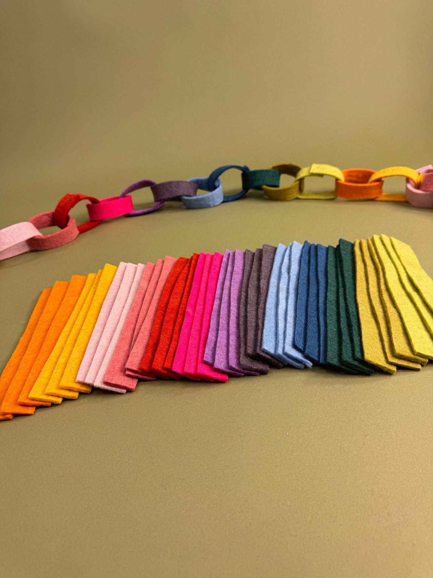 Filzstreifen Bunte DIY-Girlande zum Selberbasteln – Kreativer Deko-Spaß für jeden Anlass 🎉