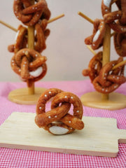 Wie vom Marktstand – eine Brezel aus Wolle