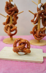 Wie vom Marktstand – eine Brezel aus Wolle