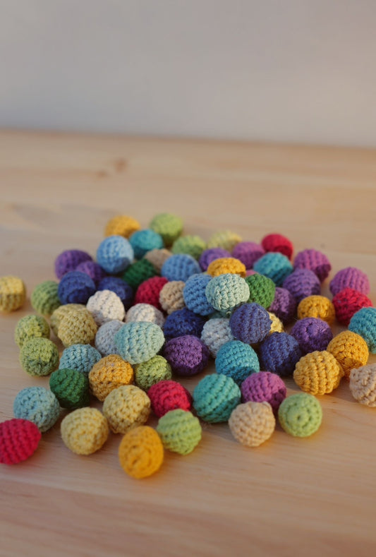 Bunte Häkelkugeln – 100 Stück, handgehäkelt & naturfreundlich