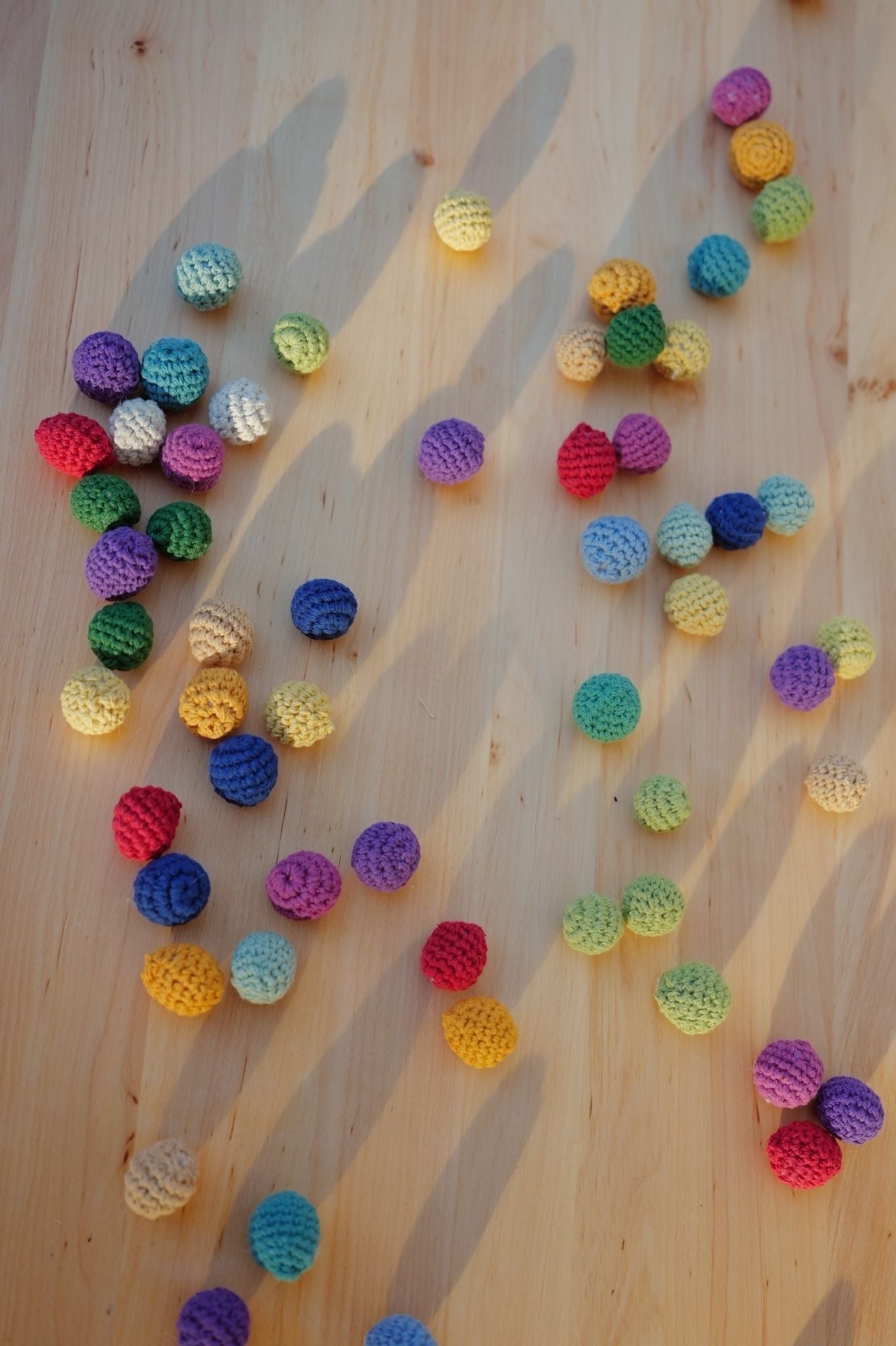 Bunte Häkelkugeln – 100 Stück, handgehäkelt & naturfreundlich