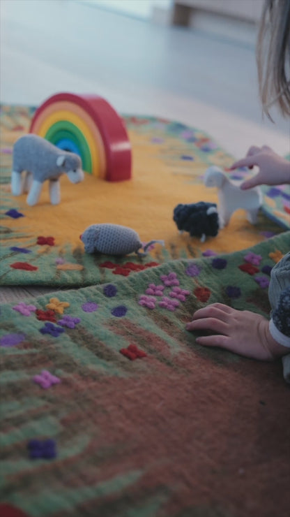 Handgefilzter Spielteppich Blumenwiese in 3 Farben– ein zauberhafter Ort für Fantasie
