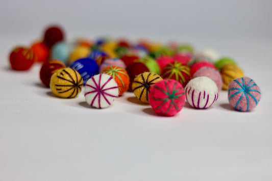 25 oder 50 Filzkugeln 2,3 cm, bestickt,bunt