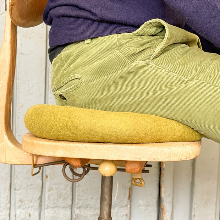 Rundes Stuhlkissen Grau meliert aus 100% reinem Merinofilz dick Ca. 35 cm Durchmesser für Designerstühle, Bänke und Stühle - 8-Natur