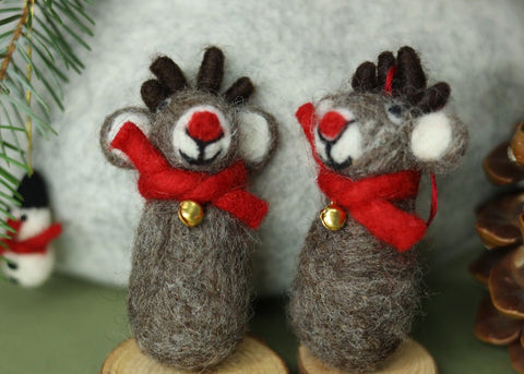 🦌 Set aus 2 handgefilzten Rentier-Figuren mit Schal & Glöckchen – Winterliche Weihnachtsdeko aus Filz