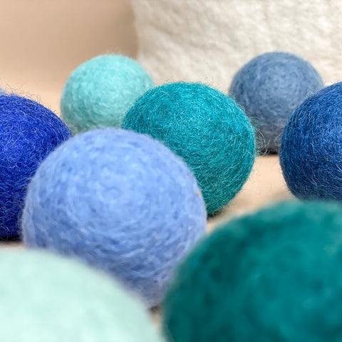 10 große Filzkugeln in Blautönen – 4 cm Ø – für Deko, Spiel & DIY