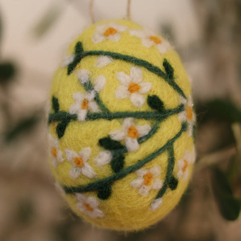 Filzei gelb mit weißen Blumen