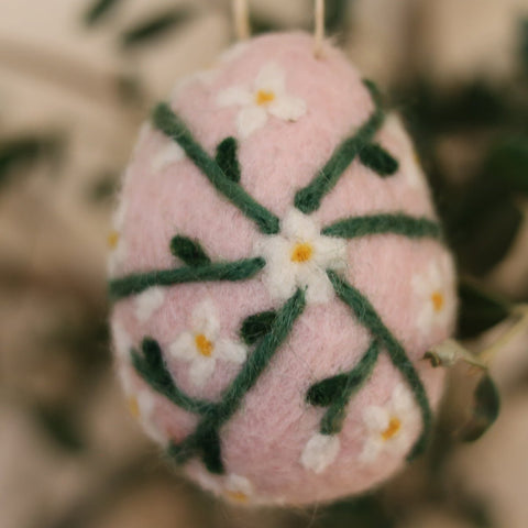 Filzei hellrosa mit weißen Blumen