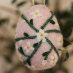 Filzei hellrosa mit weißen Blumen