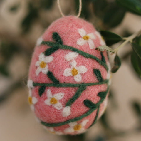 Filzei pink mit weißen Blumen