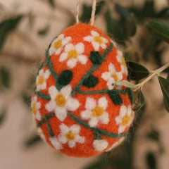 Filzei orange mit weißen Blumen