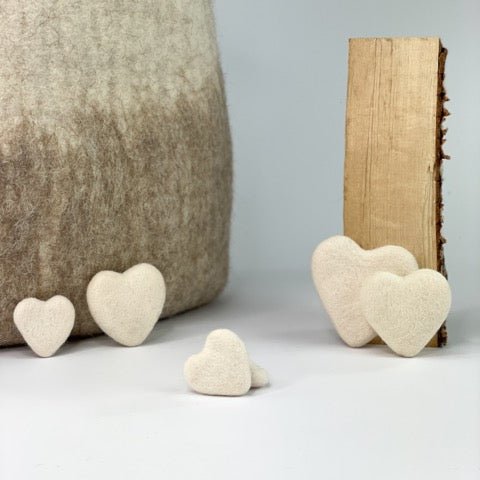 6 weiße Herzen im Set aus Filz