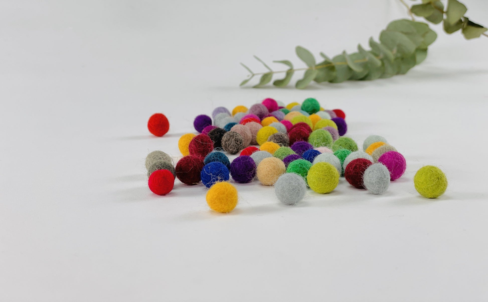 100 Filzkugeln 1 cm eine bunte Mischung - 8-Natur