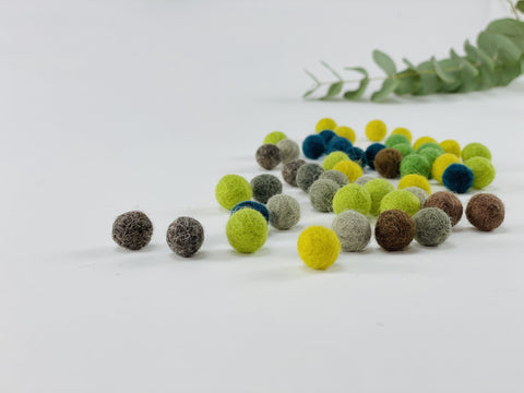 100 Filzkugeln 1 cm Oster-Mix Grün / braun
