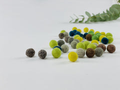 100 Filzkugeln 1 cm Oster-Mix Grün / braun