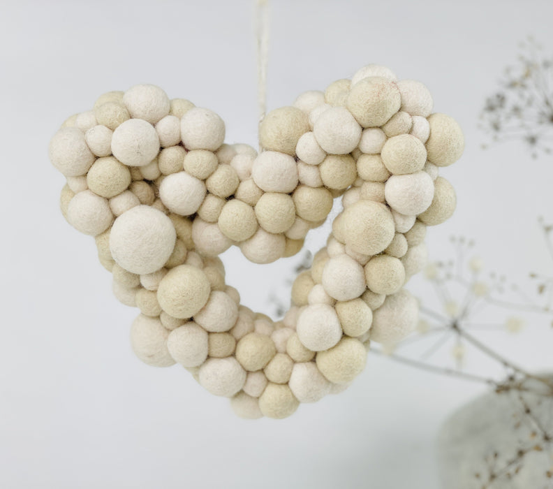 Herz aus Filzkugeln , weiß - 8-Natur
