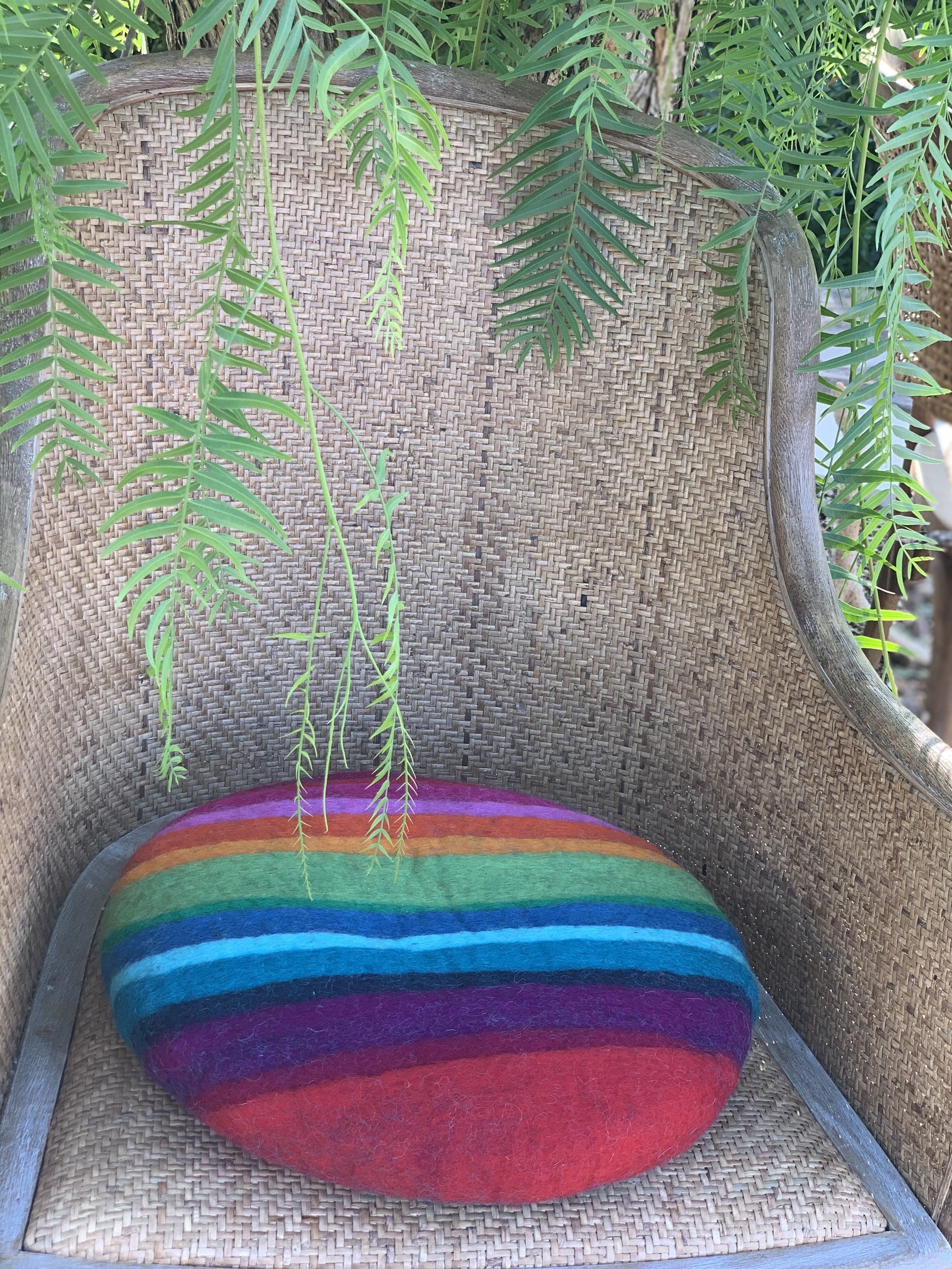 Rundes Stuhlkissen aus 100% reinem Merinofilz in Regenbogen dick Ca. 35 cm Durchmesser für Designerstühle, Bänke und Stühle - 8-Natur