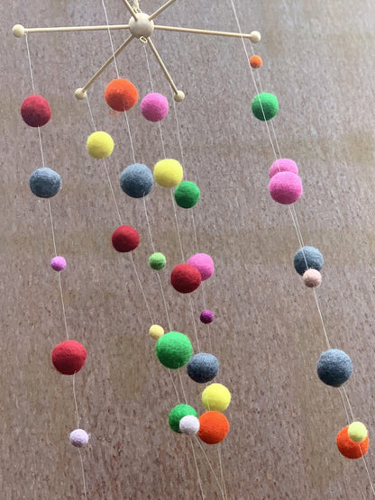 Bastelset Mobile aus 50 Filzkugeln an einem Holzkreuz - 8-Natur