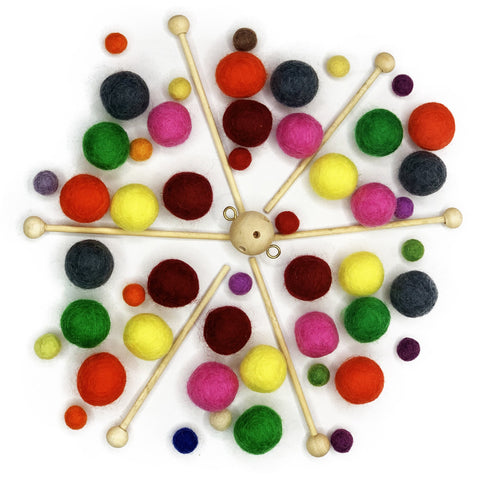 Bastelset Mobile aus 50 Filzkugeln an einem Holzkreuz