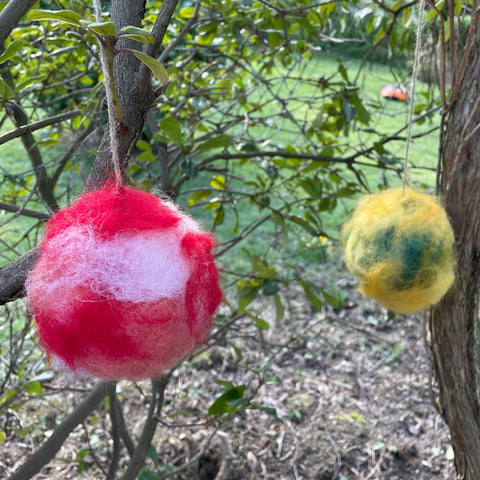 Vogelnestkugel aus Filz in rot