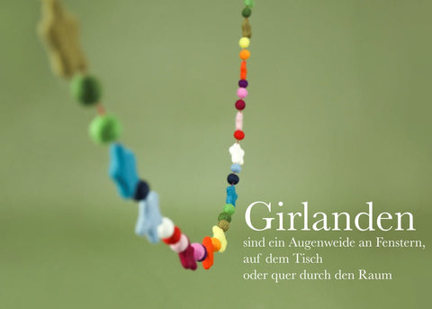 Girlande mit Sternen und Kugeln