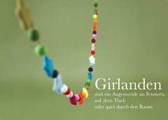 Girlande mit Sternen und Kugeln