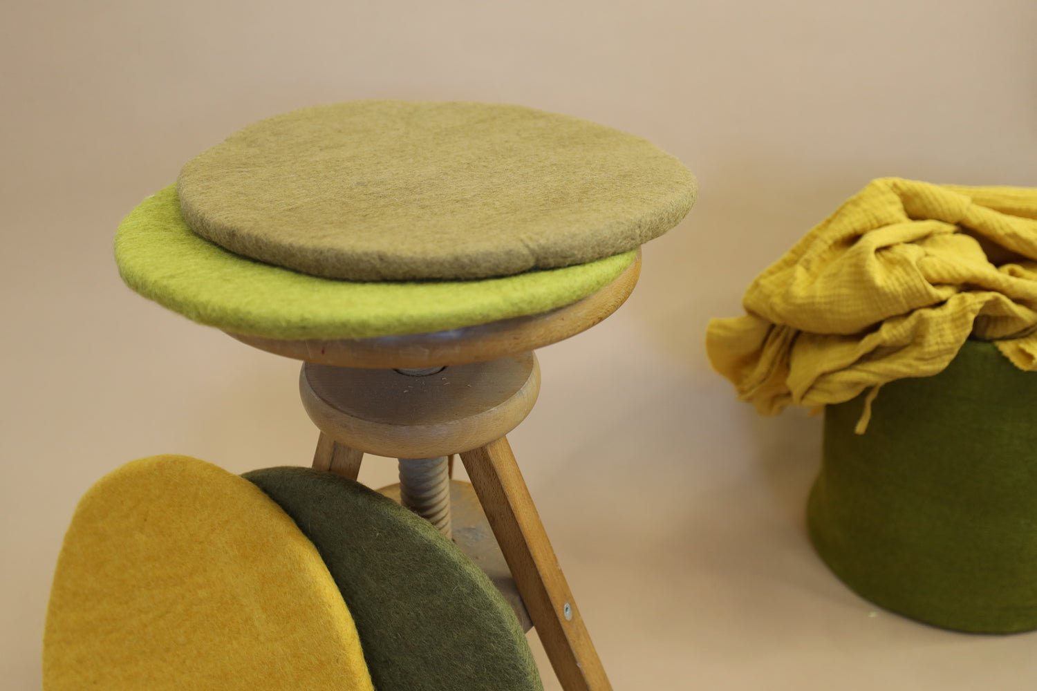 Sitzkissen Filz rund ca.40 cm 100% Wolle als Stuhlkissen Farbe 54 Moos grün - 8-Natur