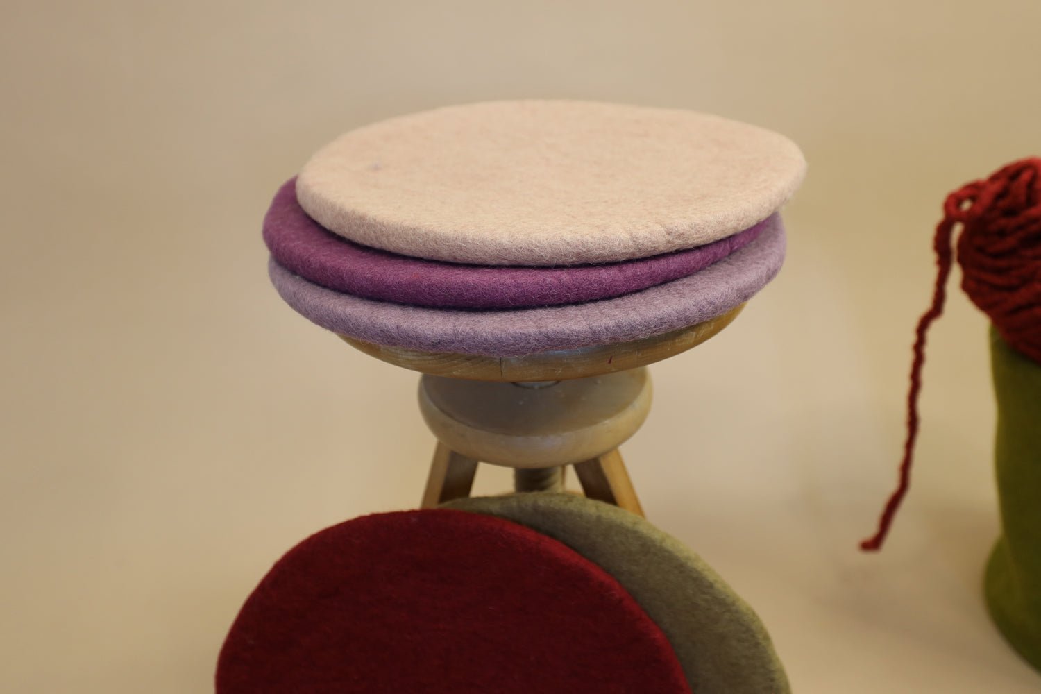 Sitzkissen Filz rund ca.40 cm 100% Wolle als Stuhlkissen Farbe 54 Moos grün - 8-Natur
