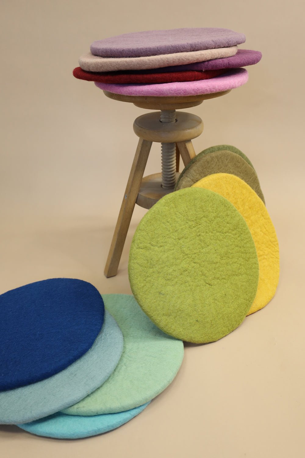 Sitzkissen Filz rund ca.40 cm 100% Wolle als Stuhlkissen Farbe 54 Moos grün - 8-Natur