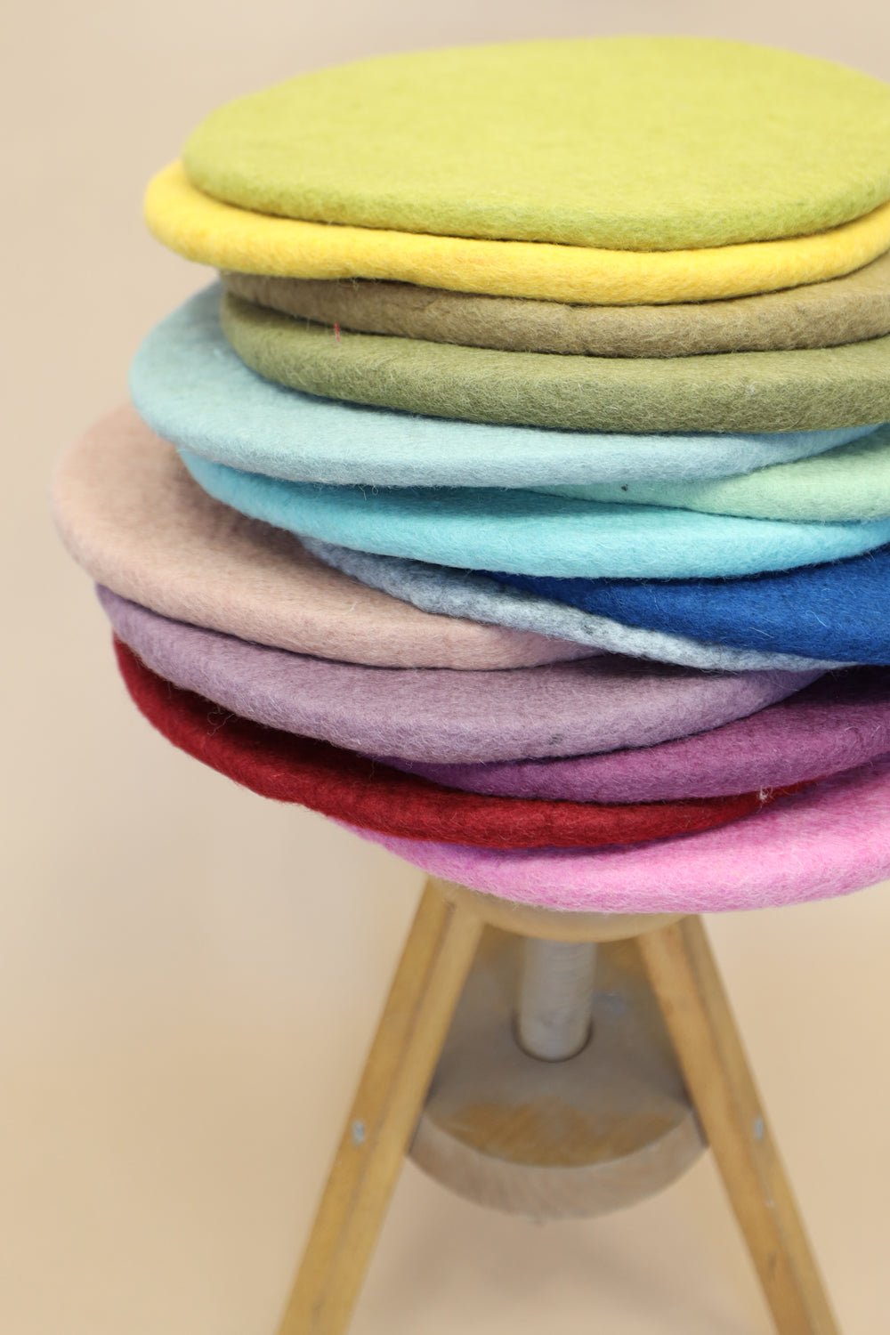 Sitzkissen Filz rund ca.40 cm 100% Wolle als Stuhlkissen Farbe 17 - 8-Natur