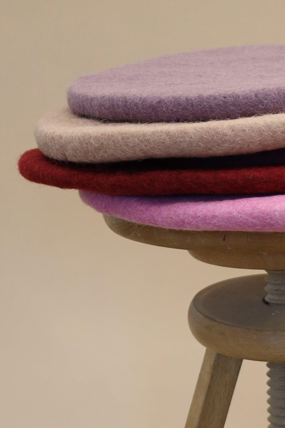 Sitzkissen Filz rund ca.40 cm 100% Wolle als Stuhlkissen Farbe 54 Moos grün - 8-Natur